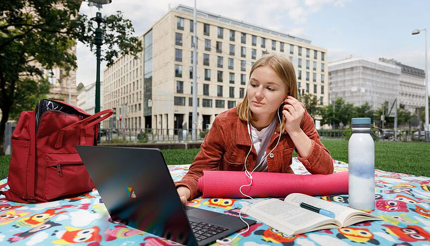 Studierende Theresia Obereder vor dem Neuen Institutsgebäude (NIG)