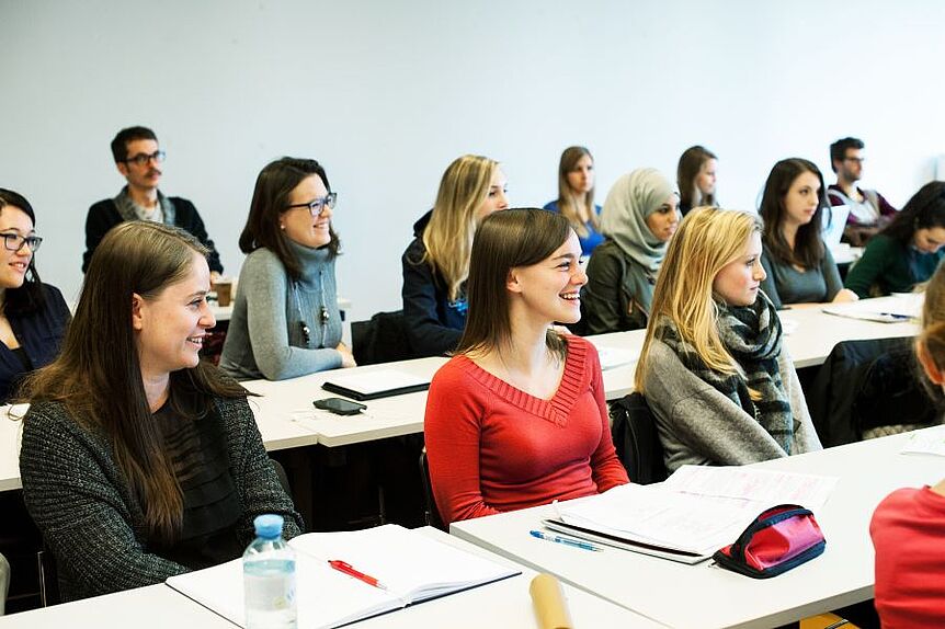 Studierende in einem Seminarraum.