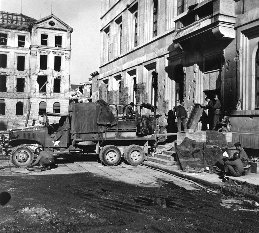 Central Collecting Point München, Anlieferung von Kunstwerken, 1946 Copyright: Zentralinstitut für Kunstgeschichte, München