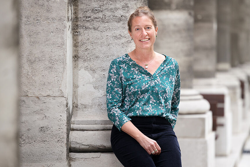 Porträt Professorin Barbara Schulte vor einer Säule im Arkadenhof der Hauptuni (Copyright: Universität Wien/Joseph Krpelan))