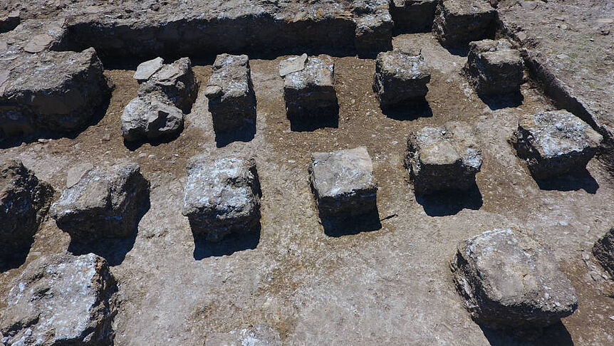 Drohnengestütze Aufnahme des Hypokaustums von "Gebäude 2", dem Badegebäude (balneum) der villa rustica von Petzenkirchen (Foto: ASINOE/Archaeo Perspecitves 2017 | Alle Rechte vorbehalten) 