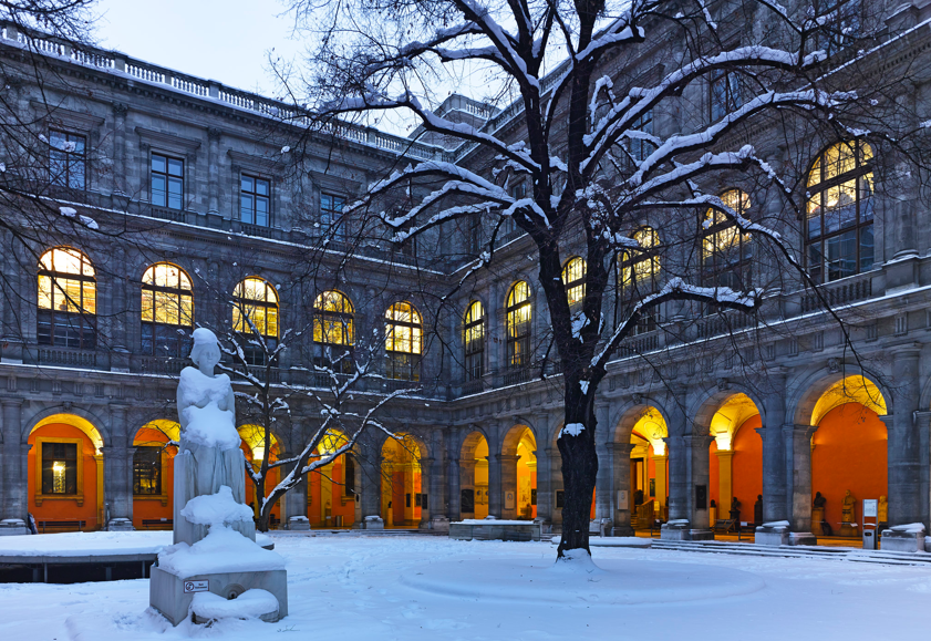 Foto des Arkadenhofs im Winter