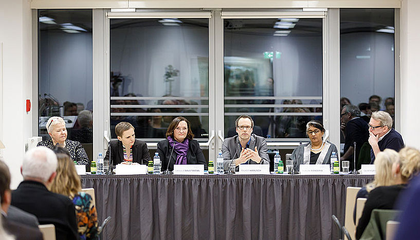 Blick auf das Podium bei der Präsentation der Societal Impact Platform.