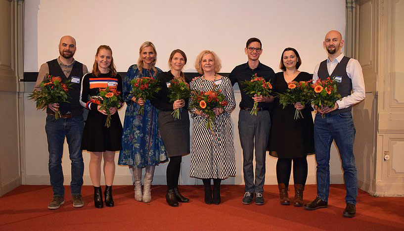 Gruppenbild der Forschungsgruppe "Early Childhood in Context" auf der Bühne des Abschiedssymposiums. Von links: Bernhard Piskernik, Nicole Zaviska, Andrea Witting, Nina Ruiz, Lieselotte Ahnert, Lukas Teufl, Tina Eckstein-Madry und Felix Deichmann.