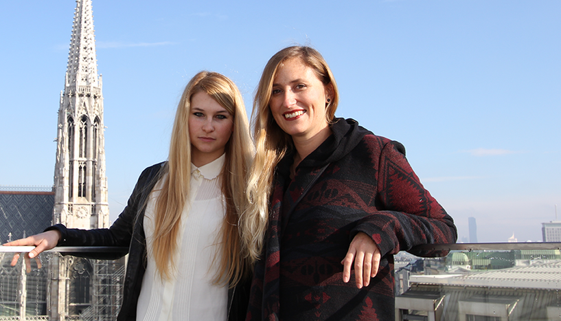 Lisa Bardach und Jullia Klug auf der Dachterrasse des NIG