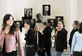 Studentinnen vor dem Nobelpreisträger-Denkmal in der Aula des Hauptgebäudes der Universität Wien