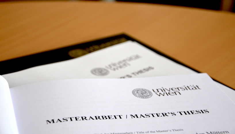 aufgeschlagene Masterarbeit mit dem Titel "Masterarbeit / Master Thesis"