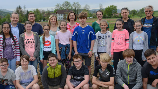 Die Kinder der NMS Oberndorf mit Engelbert Grubner, ihren Lehrerinnen und den Archäologen Dominik Hagmann und Hajnalka Herold (Foto: Gerhard Rötzer 2019 | Alle Rechte vorbehalten)