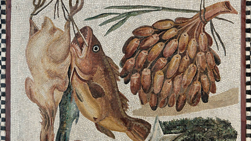 Römisches Mosaik mit der Darstellungen eines gefangenen und an einem Haken hängenden Fisches, eines gerupften, enthaupteten und ebenso aufgehängten Huhnes sowie von Gemüse. Datierung: circa 2. Jahrhundert n. Chr. Fundort: Villa Tor Marancia, in der Nähe der Domitilla-Katakomben. Aufbewahrungsort: Vatikanische Museen, Galleria dei Candelabri (Foto: Marie-Lan Nguyen 2006 | Public Domain)