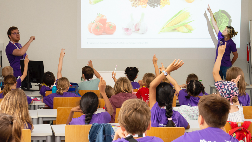 Dominik Hagmann und Nisa Kirchengast bringen Kindern auf der Kinderuni 2019 näher, welche Gemüsesorten in der Antike bekannt waren und welche erst später, etwa aus Amerika, nach Europa kamen. (Foto: Kristina Klein 2019 | CC BY 4.0)