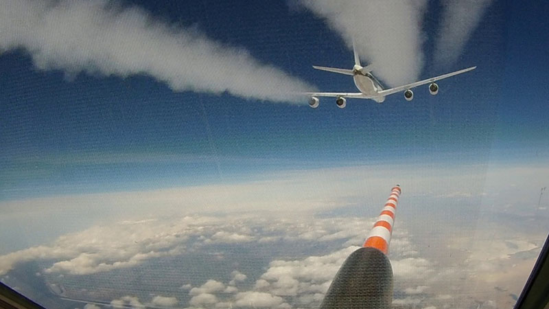 Blick aus Flugzeug in Himmel und auf Flugzeug